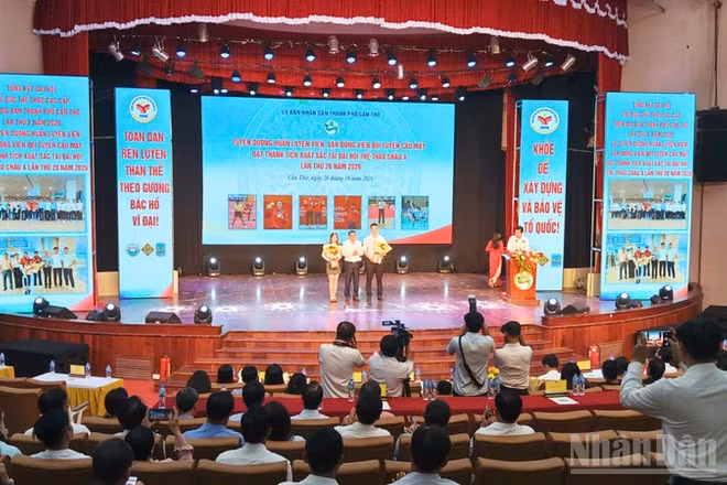 Quang cảnh buổi lễ tuyên dương. (Ảnh: VĂN ÚT)