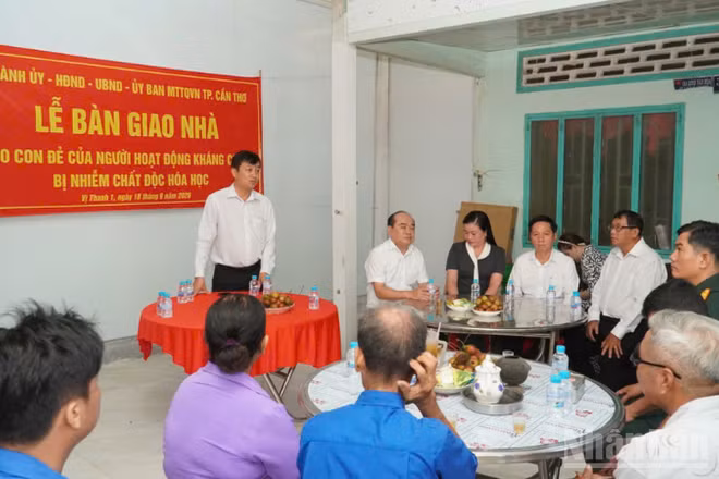 Đại diện chính quyền địa phương bàn giao căn nhà của em Phạm Thị Út Hương, con đẻ của người hoạt động kháng chiến bị nhiễm chất độc hóa học ở Ấp 1, xã Vị Thanh 1, ngày 18/9. (Ảnh: VĂN ÚT)