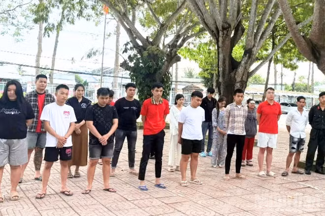 Các đối tượng có liên quan đến đường dây lừa đảo tại thời điểm bị phát hiện. (Công an cung cấp)
