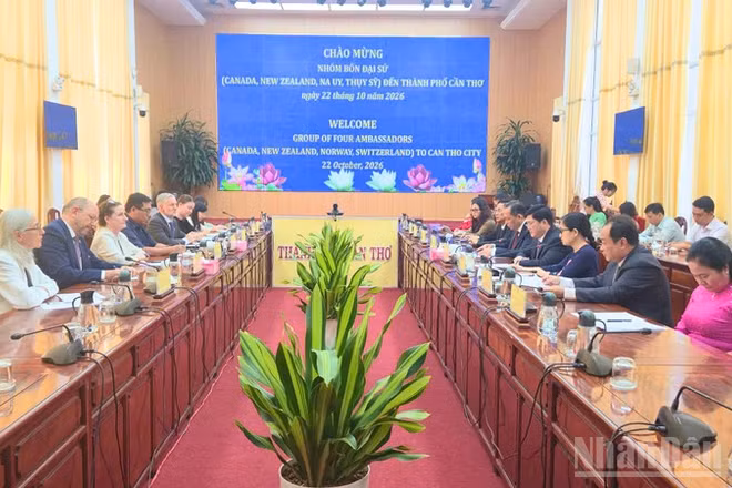 Quang cảnh buổi làm việc. (Ảnh: VĂN ÚT)