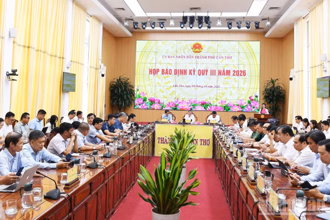 Quang cảnh họp báo định kỳ. (Ảnh: VĂN ÚT)