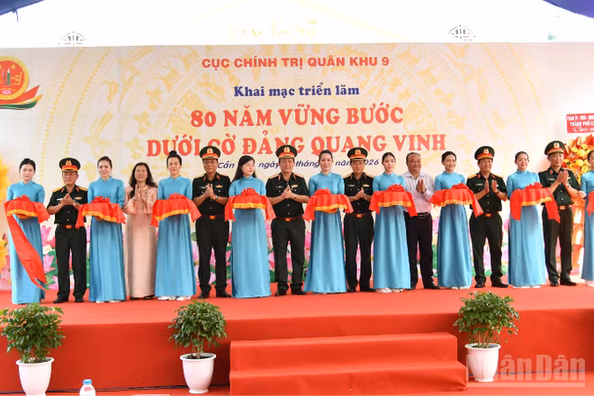Thủ trưởng Bộ Tư lệnh Quân khu và đại biểu cắt băng khai mạc. (Ảnh: HỮU TÀI)