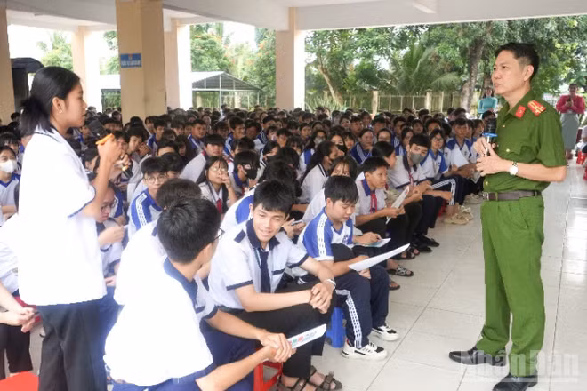 Công an thành phố Cần Thơ tuyên truyền về tội phạm mua bán người và tội phạm xâm hại trẻ em tại Trường trung học phổ thông Thuận Hưng. (Ảnh: Công an cung cấp)
