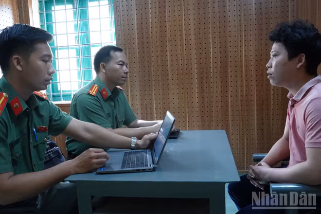 Cơ quan Cảnh sát điều tra Công an tỉnh Đồng Tháp làm việc với đối tượng Lê Thành An. (Ảnh: DUY PHƯƠNG)