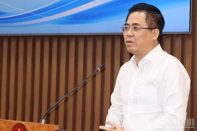 Đồng chí Nguyễn Hoàng Giang, Ủy viên Trung ương Đảng, Phó Bí thư Tỉnh ủy, Chủ tịch Ủy ban nhân dân tỉnh Quảng Ngãi phát biểu kết luận hội nghị.