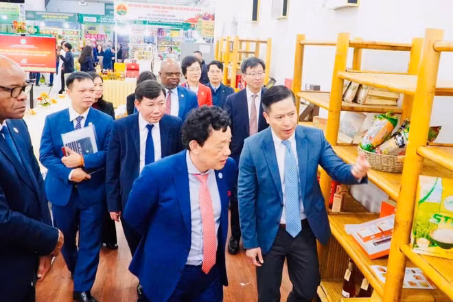 Ông Khuất Đông Ngọc, Tổng Giám đốc FAO thăm Khu triển lãm trưng bày nông sản của Trung tâm Xúc tiến thương mại nông nghiệp năm 2025. (Ảnh: Agritrade)