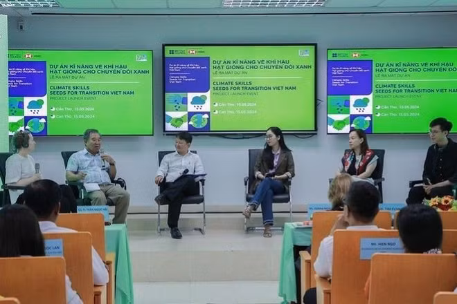 Các diễn giả trong một sự kiện tổng kết ba năm triển khai dự án (2023-2026) tại Cần Thơ vừa qua. (Ảnh: Hội đồng Anh tại Việt Nam)