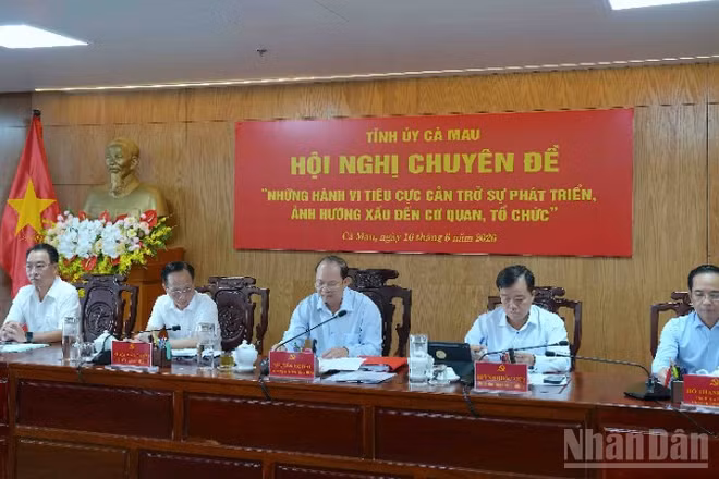 Các đồng chí Thường trực Tỉnh ủy Cà Mau chủ trì hội nghị chuyên đề về công tác phòng, chống tiêu cực.