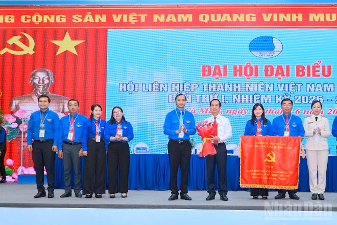 Đại diện lãnh đạo Tỉnh ủy Cà Mau trao tặng tuổi trẻ tỉnh nhà bức trướng mang dòng chữ: “Đoàn kết-Bản lĩnh-Khát vọng-Cống hiến" nhân dịp đại hội.
