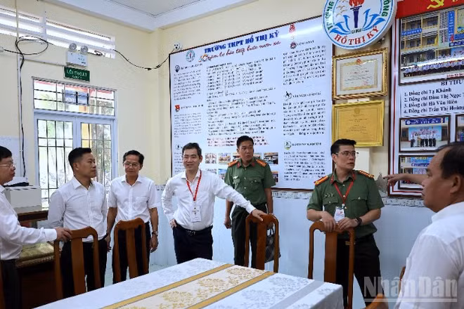 Thứ trưởng Giáo dục và Đào tạo Lê Quân (thứ 2 từ trái qua) kiểm tra công tác chuẩn bị cho kỳ thi tốt nghiệp trung học phổ thông năm 2026 tại Cà Mau. 