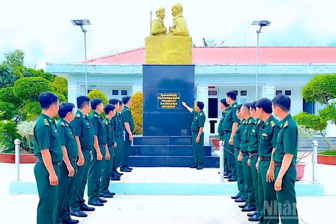Đồn Biên phòng Gành Hào (tỉnh Cà Mau) tổ chức sinh hoạt chính trị, ôn lại truyền thống 51 năm tại Khu tượng đài "Bác Hồ với chiến sĩ Biên phòng". 