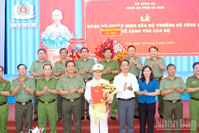 Chủ tịch Ủy ban nhân dân tỉnh Cà Mau Lữ Quang Ngời (thứ 4 từ phải qua, hàng đầu tiên), và các đồng chí lãnh đạo Công an tỉnh Cà Mau, Công an thành phố Đồng Nai chụp ảnh lưu niệm với Đại tá Lê Mạnh Hùng.