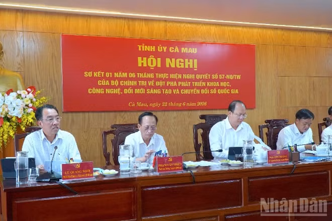 Các đồng chí Thường trực Tỉnh ủy Cà Mau chủ trì hội nghị.