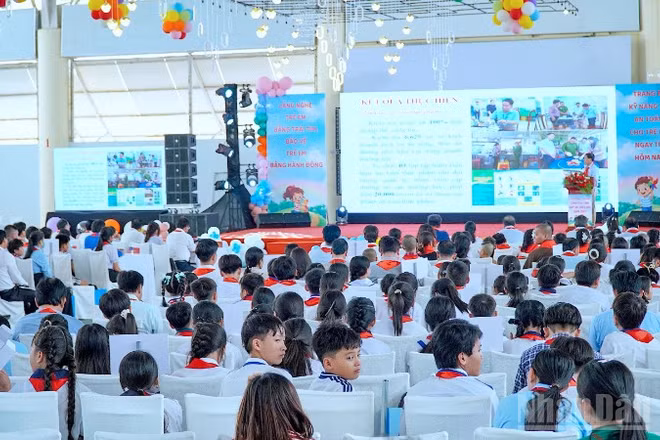 Quang cảnh buổi gặp mặt thiếu nhi với lãnh đạo tỉnh Cà Mau.