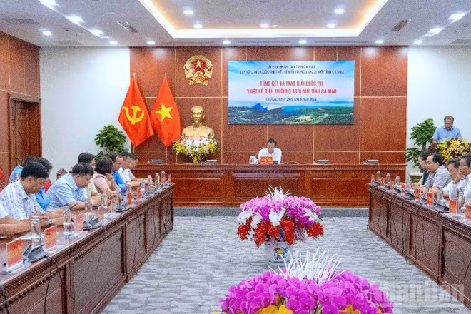 Quang cảnh lễ tổng kết và trao giải cho các tác phẩm xuất sắc cuộc thi thiết kế biểu trưng (logo) mới tỉnh Cà Mau.