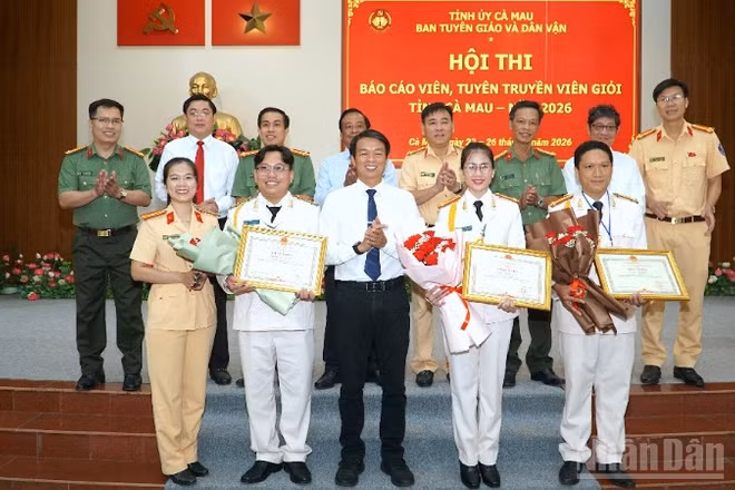 Đồng chí Nguyễn Nam Phong, Phó Trưởng Ban Tuyên giáo và Dân vận Tỉnh ủy Cà Mau (đứng giữa, hàng đầu tiên), trao Bằng khen của Chủ tịch Ủy ban nhân dân tỉnh cho các thí sinh đoạt giải.