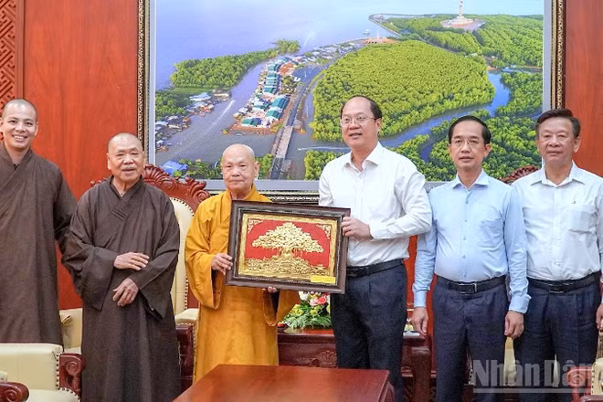 Bí thư Tỉnh ủy Cà Mau Nguyễn Hồ Hải (thứ 3 từ phải qua) nhận quà lưu niệm từ Hòa thượng Thích Thiện Nhơn, Chủ tịch Hội đồng Trị sự Giáo hội Phật giáo Việt Nam.