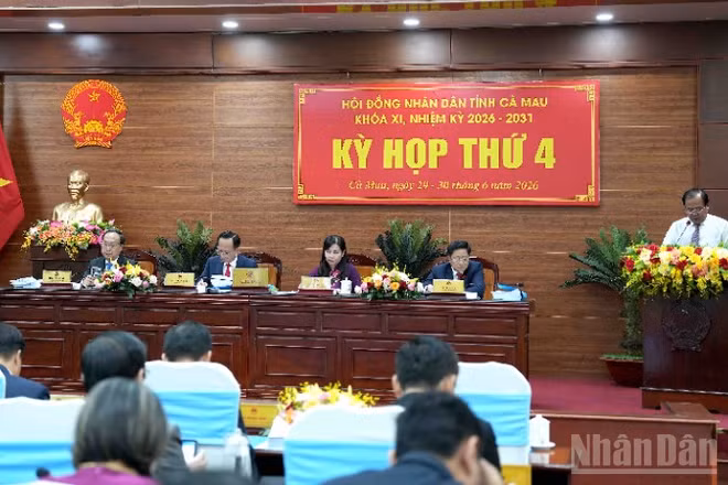 Quang cảnh phiên khai mạc kỳ họp giữa năm của Hội đồng nhân dân tỉnh Cà Mau.