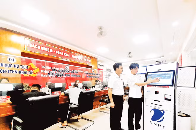 Cán bộ Trung tâm Phục vụ hành chính công phường Phủ Lý (tỉnh Ninh Bình) thường xuyên phải làm việc quá giờ để phục vụ người dân. Ảnh: Linh Cầm