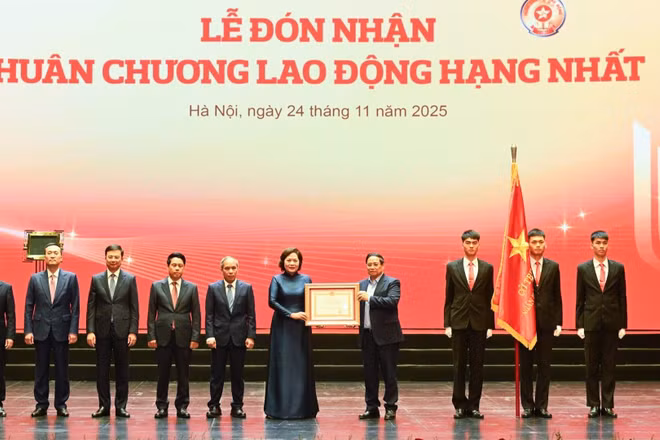Thủ tướng Chính phủ Phạm Minh Chính trao tặng Huân chương Lao động hạng Nhất cho Ngân hàng nhà nước Việt Nam.