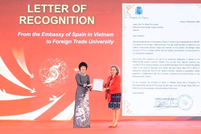 Bà Carmen Cano De Lasala, Đại sứ Đặc mệnh toàn quyền Vương quốc Tây Ban Nha tại Việt Nam trao Thư ghi nhận và chúc mừng tới Trường đại học Ngoại thương.