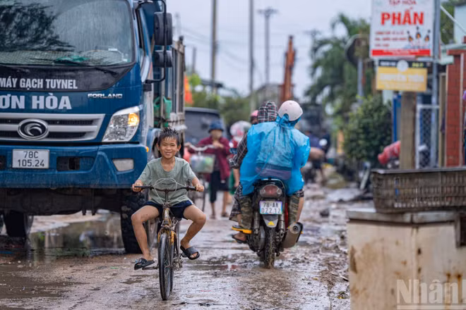 Những nụ cười trên đường làng đã dần trở lại.