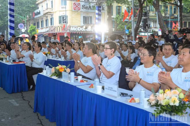 Các đại biểu và đông đảo người dân dự sự kiện. (Ảnh: THẾ ĐẠI)
