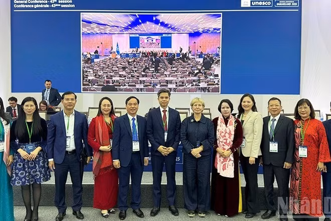 Đại sứ Nguyễn Thị Vân Anh, Trưởng Phái đoàn thường trực Việt Nam bên cạnh UNESCO và Đoàn đại biểu tỉnh Hưng Yên chụp ảnh lưu niệm.