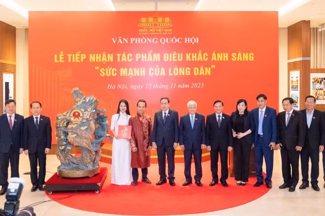 Chủ tịch Quốc hội Trần Thanh Mẫn và các đại biểu tại Lễ tiếp nhận tác phẩm nghệ thuật điêu khắc ánh sáng "Sức mạnh của lòng dân". (Ảnh: DUY LINH)