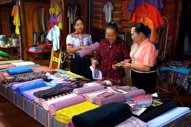 Hợp tác xã Làng nghề thổ cẩm Hoàng Long-Bản Ánh, Sơn La do phụ nữ làm chủ, giúp nhiều phụ nữ dân tộc thiểu số ổn định và nâng cao chất lượng cuộc sống. (Ảnh: PV)