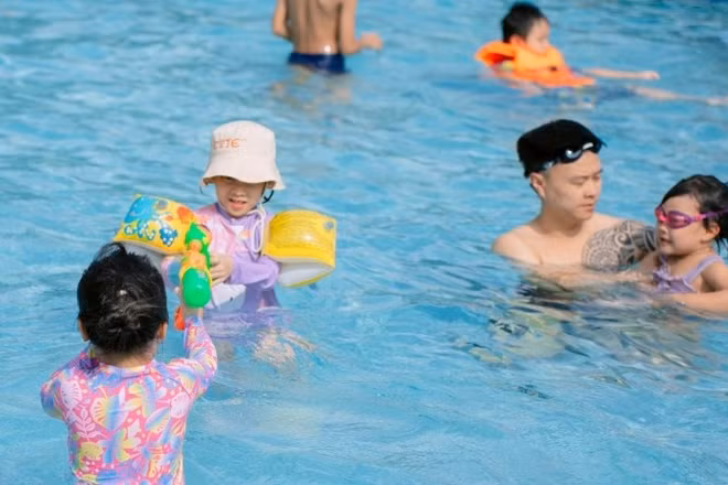 Bơi lội là niềm yêu thích của trẻ em mỗi dịp hè về.