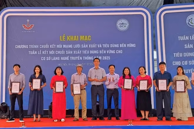 Sở Công thương Hà Nội vinh danh các doanh nghiệp sản xuất và tiêu dùng bền vững điển hình.