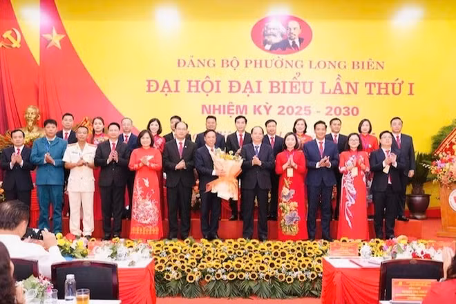 Lãnh đạo Thành ủy Hà Nội chúc mừng Ban Chấp hành Đảng bộ phường Long Biên nhiệm kỳ 2025-2030.