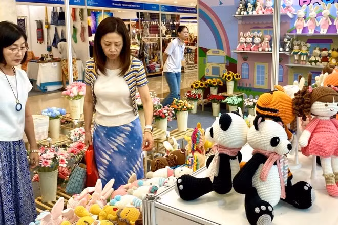 Khách nước ngoài tham quan hội chợ Hanoi Giftshow năm 2024.