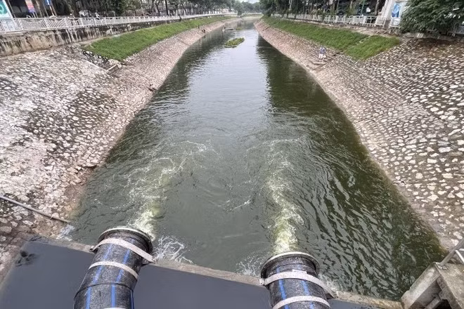 Ban Quản lý dự án đầu tư xây dựng công trình hạ tầng kỹ thuật và nông nghiệp Hà Nội phối hợp các đơn vị liên quan bắt đầu dẫn nước từ Hồ Tây về sông Tô Lịch.