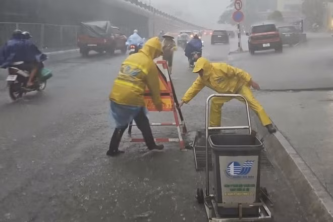 Công nhân Công ty Thoát nước Hà Nội có mặt tại các địa điểm úng ngập. 