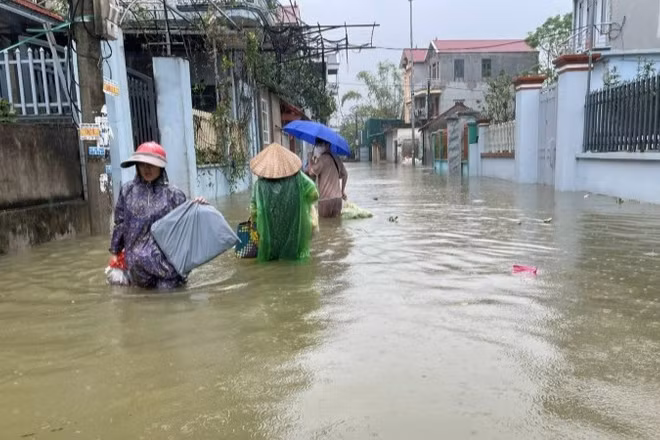 Lũ rừng ngang gây ngập lụt kéo dài tại Hà Nội năm 2024.