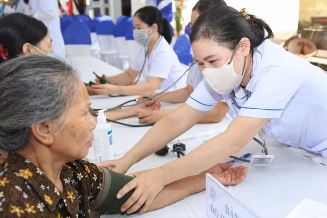 Xã Tiến Thắng tổ chức khám sức khỏe cho người dân.