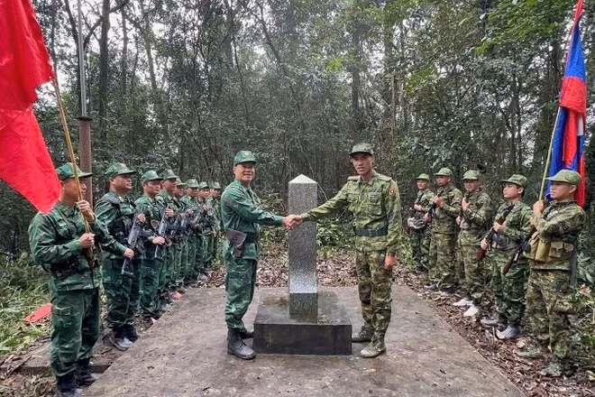 Nghi thức thực hiện tại cột mốc.