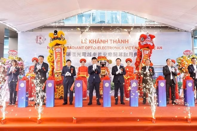 Các đồng chí lãnh đạo tỉnh Nghệ An và Tập đoàn Radiant Opto-Electronics cắt băng khánh thành Nhà máy Radiant Opto-Electronics Việt Nam Nghệ An.