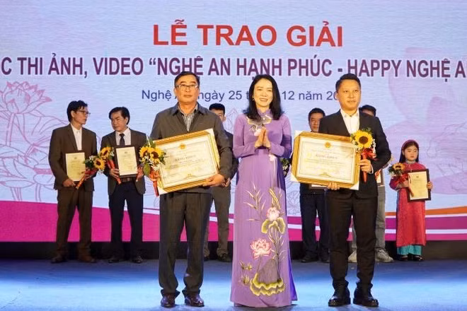 Ban tổ chức trao giải Nhất cho các tác giả cuộc thi ảnh, video "Nghệ An hạnh phúc - Happy Nghệ An 2025".