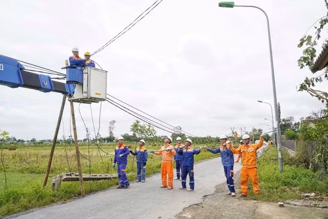Ngành điện lực Nghệ An, Hà Tĩnh nỗ lực khôi phục điện lưới sau bão số 5.