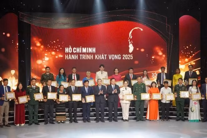 Chương trình đã tôn vinh 32 điển hình tiêu biểu là các tập thể, cá nhân tiêu biểu.