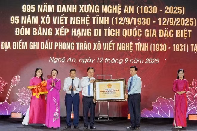 Đồng chí Mai Văn Chính, Phó Thủ tướng Chính phủ trao bằng xếp hạng Di tích Quốc gia đặc biệt những địa điểm ghi dấu Phong trào Xô viết Nghệ Tĩnh.