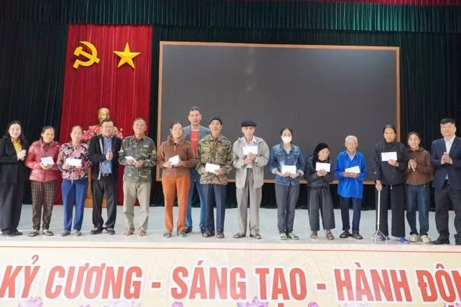 Đại diện Báo Nhân Dân tại khu vực miền Nam và Văn phòng đại diện Báo Nhân Dân tại Nghệ An trao 10 suất quà tới hộ nghèo, cận nghèo trên địa bàn xã Hưng Trung.