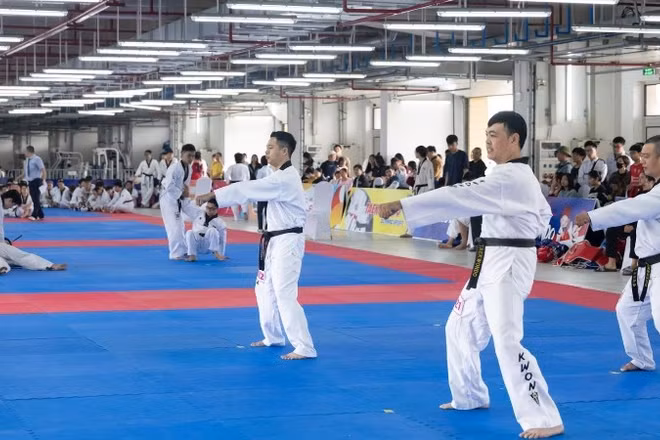 Các thí sinh thể hiện bài thi tại kỳ thi thăng đẳng quốc gia tại Hà Nội.