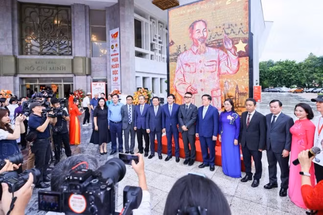 Ngoài gây ấn tượng mạnh với công chúng bằng những tác phẩm sơn mài khổ lớn đầy công phu, triển lãm tranh sơn mài “Mùa xuân Độc lập” còn khẳng định sức mạnh của văn hóa trong công tác tuyên truyền, giáo dục truyền thống cách mạng.