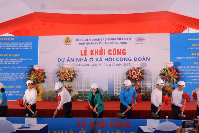 Các đại biểu thực hiện nghi thức khởi công dự án.