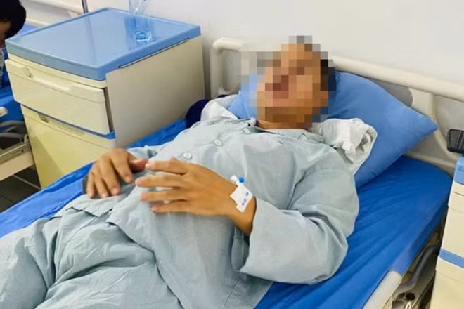 Nhóm thanh niên đuổi đánh khiến anh Nguyễn Đức V phải nhập viện cấp cứu.
