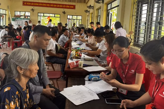 Người dân xã Gia Bình có mặt từ sớm tại các điểm chi trả để nhận tiền tạm ứng, hỗ trợ bồi thường giải phóng mặt bằng. 